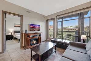 Living area - Playa Del Sol Retreat 550 | Pool + Hot Tub | Sleeps 6 (Kelowna)