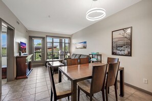 Huoneisto (2 Bedrooms) | Ruokailu omassa huoneessa