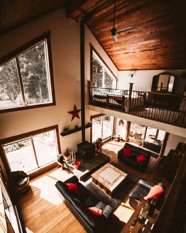 Casa (3 Bedrooms) | Sala de estar | Televisión, chimenea, tenis de mesa y juguetes