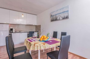 Dining - Holiday apartment with air conditioning and barbecue, surrounded by greenery (Donja Hlapa)