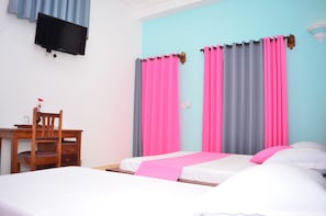 Escritorio, cortinas blackout y camas plegables/adicionales