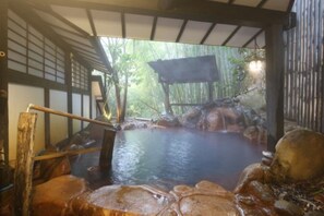 Badewanne und Dusche (separat), kostenlose Toilettenartikel