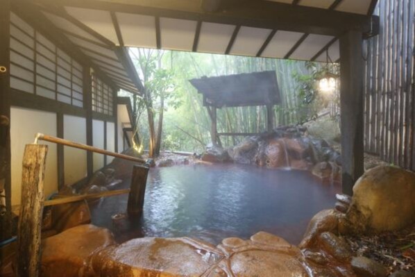 Erillinen kylpyamme ja suihku, ilmaiset hygieniatuotteet