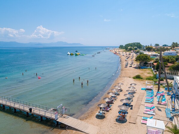 Plage, cabines (en supplément), chaises longues, parasols