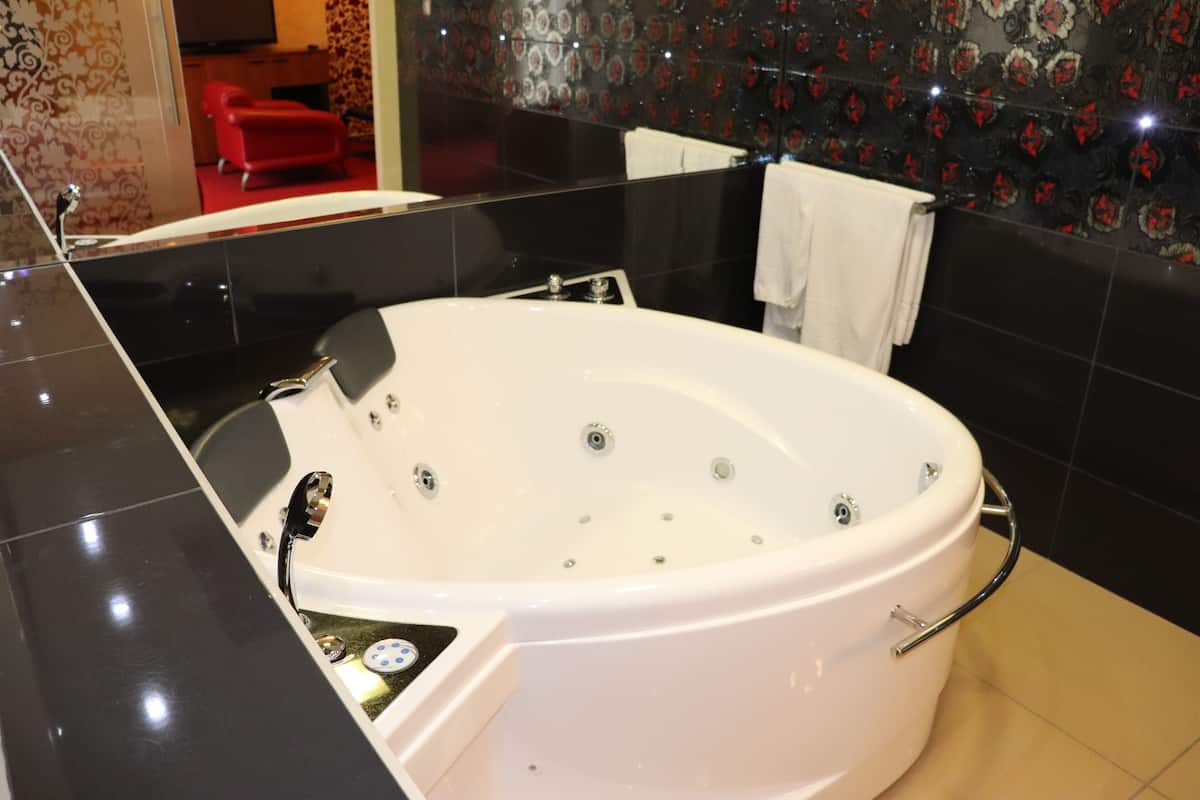 Luxury Apartment | Jetted tub