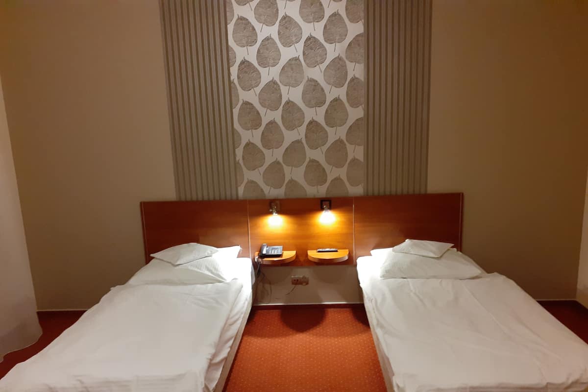Comfort Twin Room | 1 bedroom, cribs/infant beds, free WiFi, bed sheets