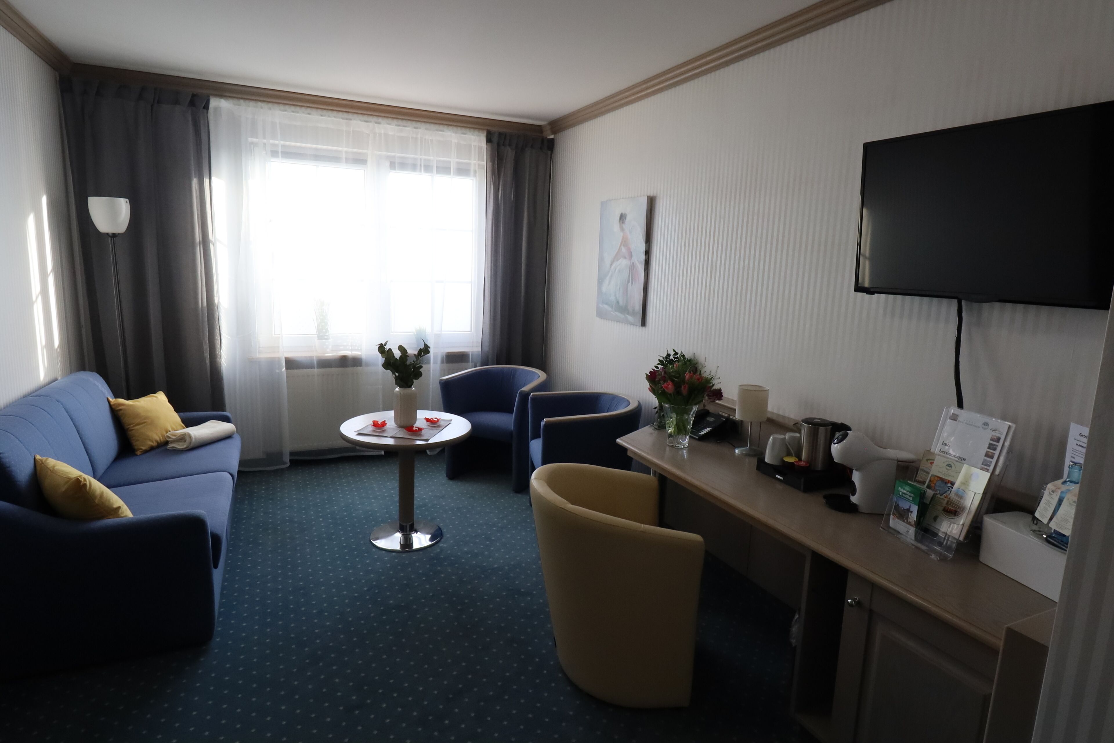 deluxe double room | 1 bedroom, individually furnished, desk, laptop workspace