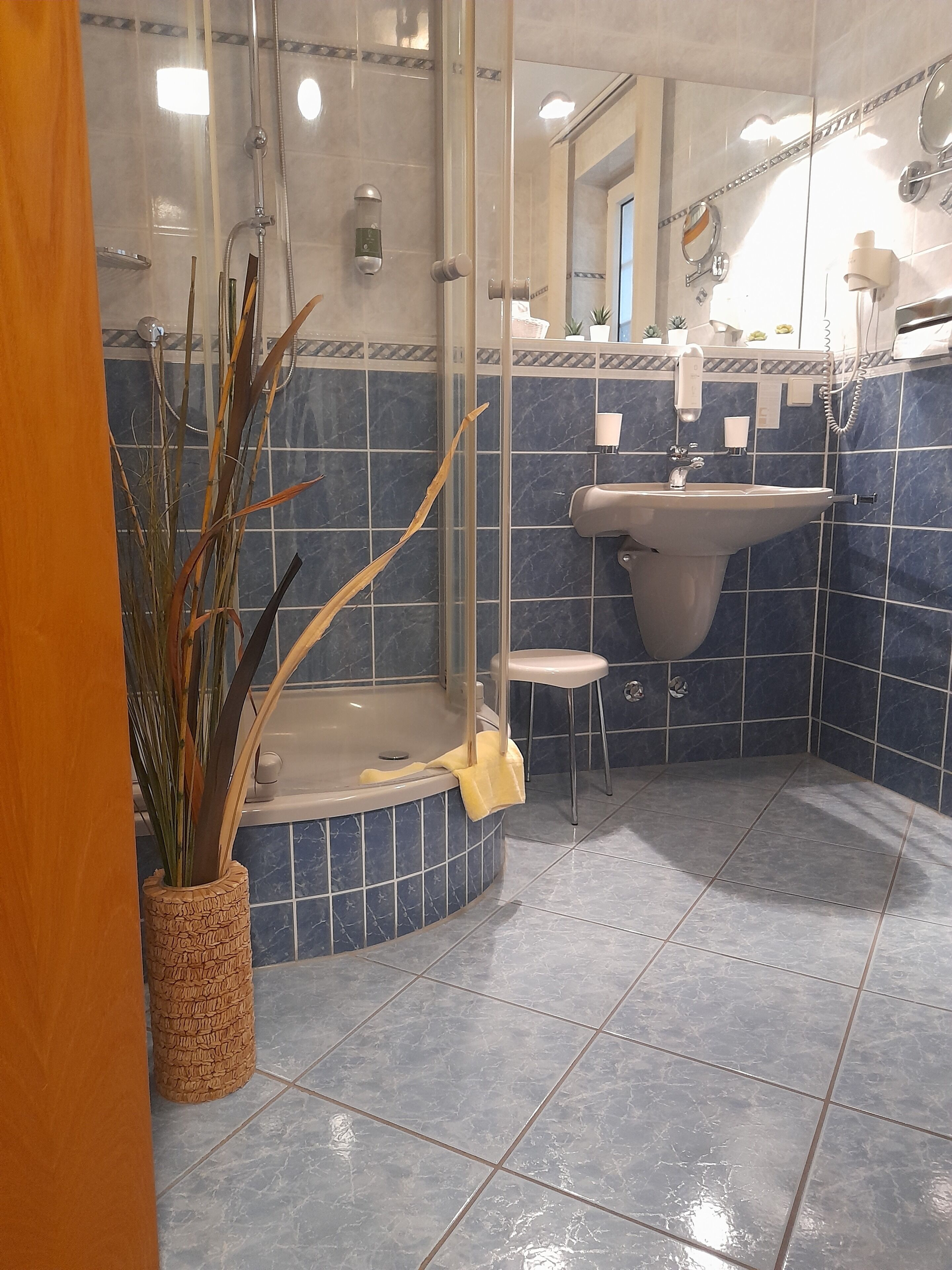 comfort double room | bathroom | shower, towels