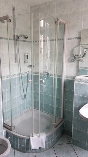 Douche, serviettes fournies