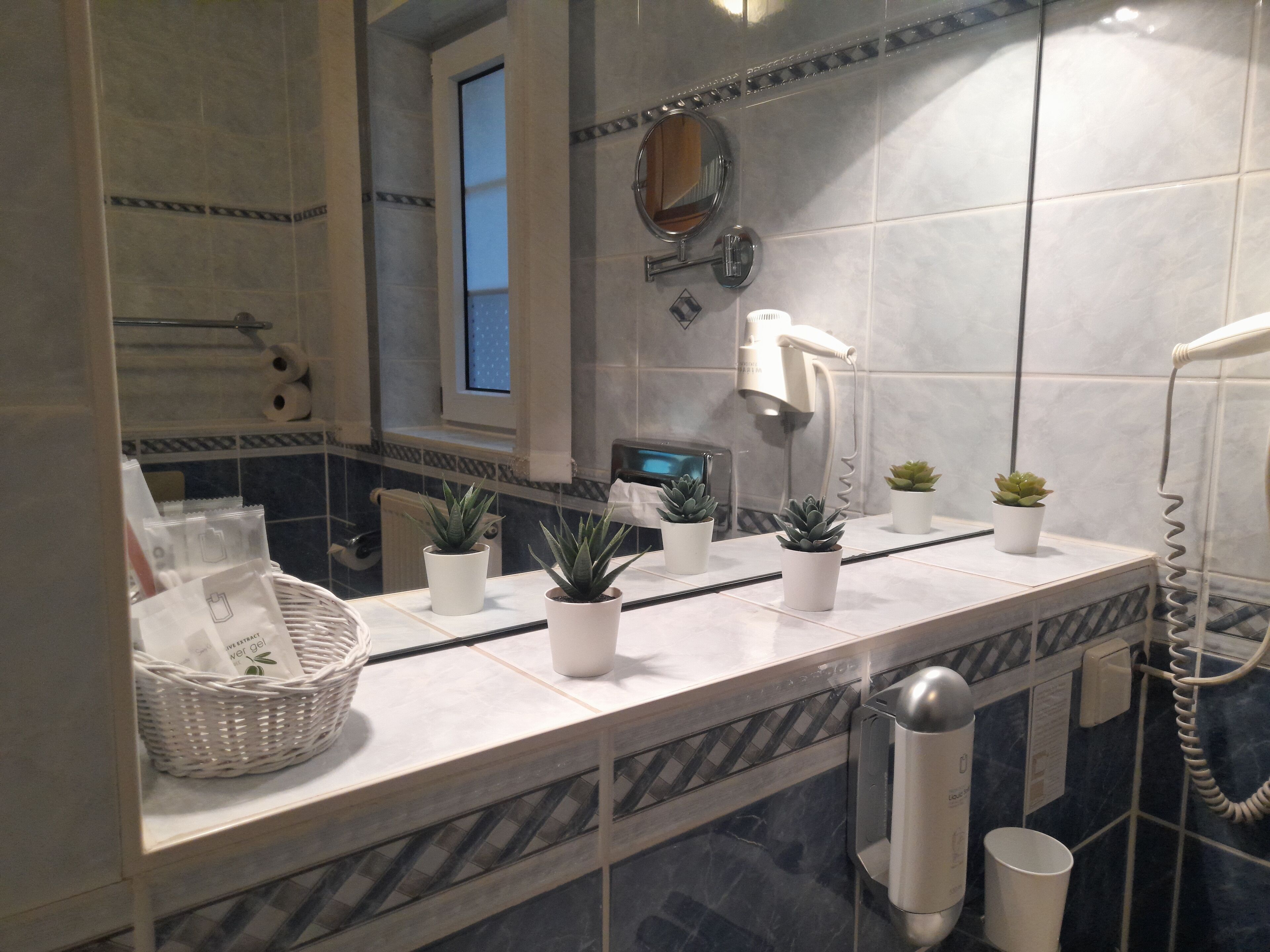 comfort double room | bathroom | shower, towels