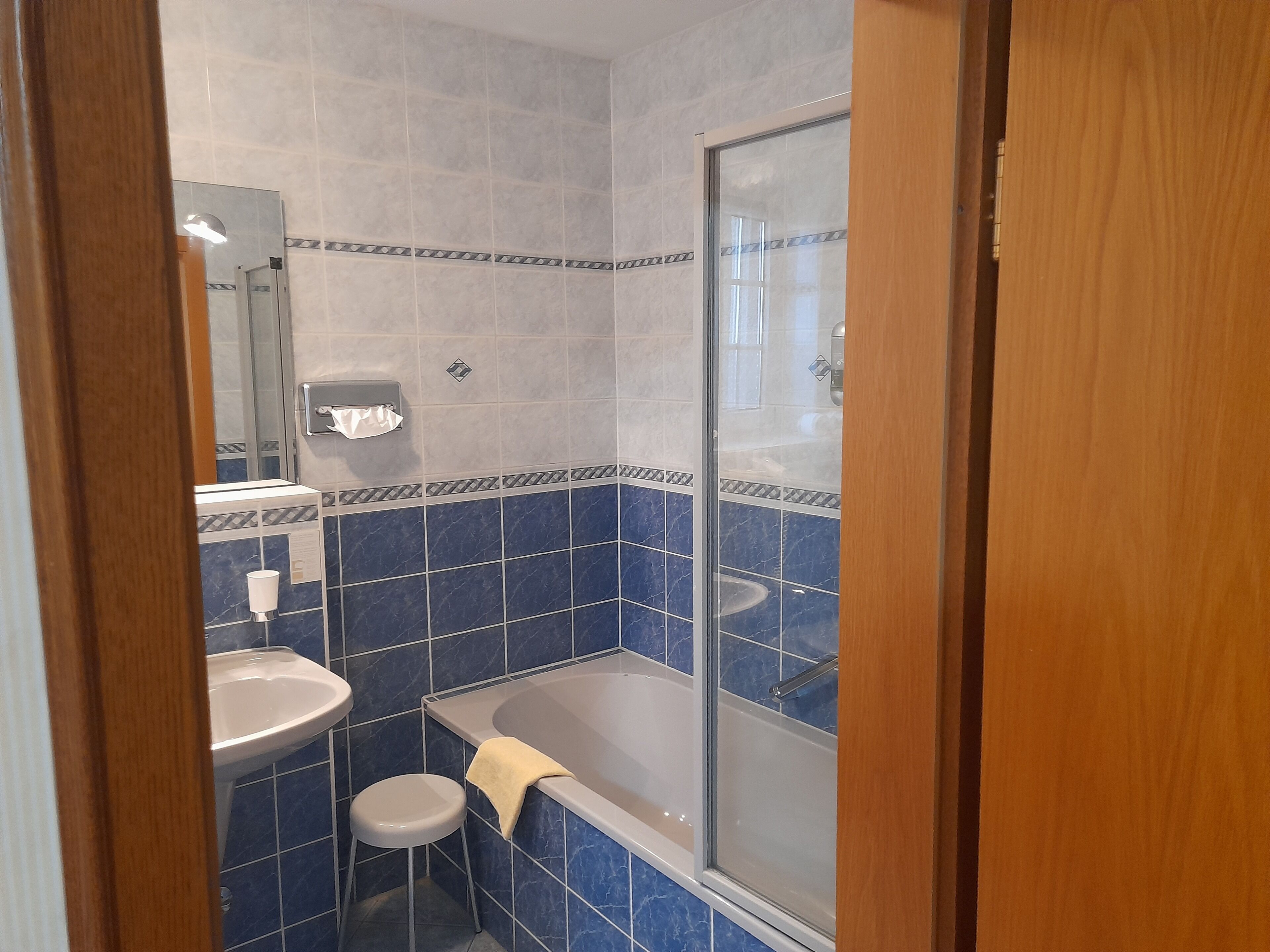 comfort double room | bathroom | shower, towels