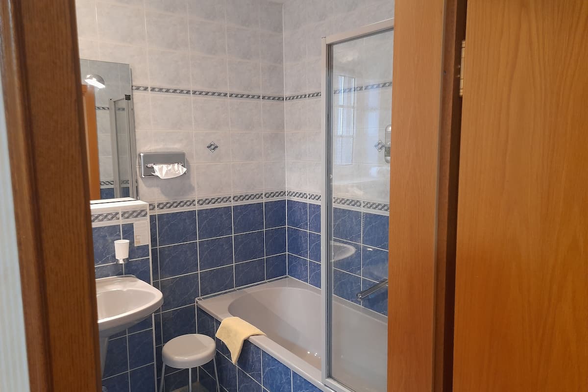 comfort double room | bathroom | shower, towels