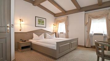 Unika möbler, skrivbord, arbetsyta för laptop och strykjÀrn/strykbrÀda