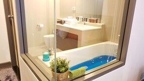 Badewanne, Haartrockner, Handtücher, Seife