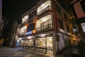 Front of property - evening/night - Semay Otel (Amasya)