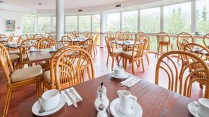 Petit déjeuner continental (14 EUR par personne)