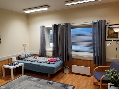 Escritorio, wifi gratis y ropa de cama