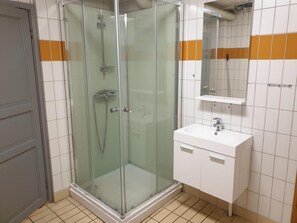 Douche, serviettes fournies