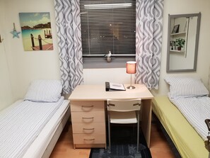 Traditionele Twin kamer, gemeenschappelijke badkamer | Een bureau, gratis wifi, beddengoed