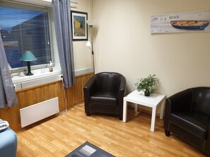 Habitación tradicional con 2 camas individuales, baño compartido | Escritorio, wifi gratis y ropa de cama