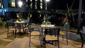 Petit déjeuner, déjeuner et dîner servis sur place