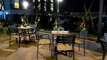 Melayani sarapan, makan siang, dan makan malam