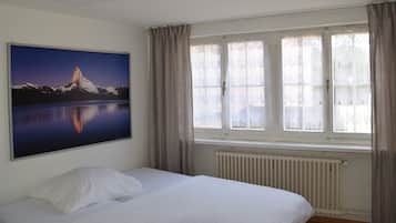 Double Room | Desk, free WiFi, bed sheets