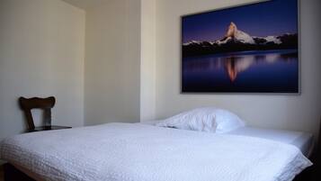 Double Room | Desk, free WiFi, bed sheets