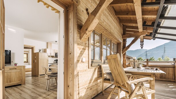 L’intérieur d’une cabane en bois comprend un coin repas, une cuisine et des espaces ouverts.