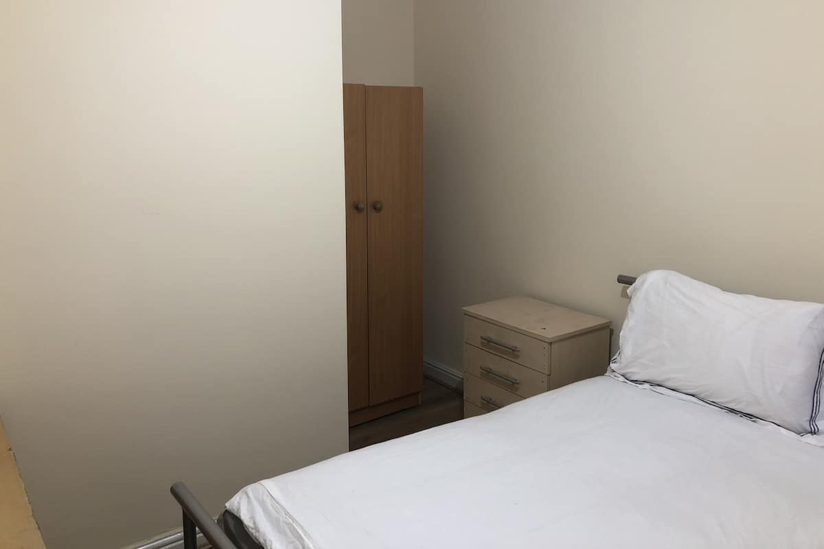 Habitación | Ropa de cama de alta calidad y escritorio