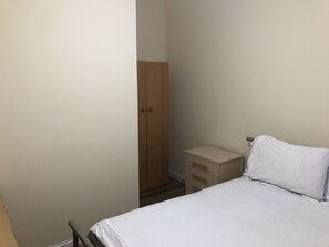 ルーム | 高級寝具、デスク、ノートパソコン用作業スペース、ベッドシーツ