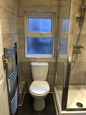 Shower, towels, soap, toilet paper - Manchester City Rooms (Manchester)