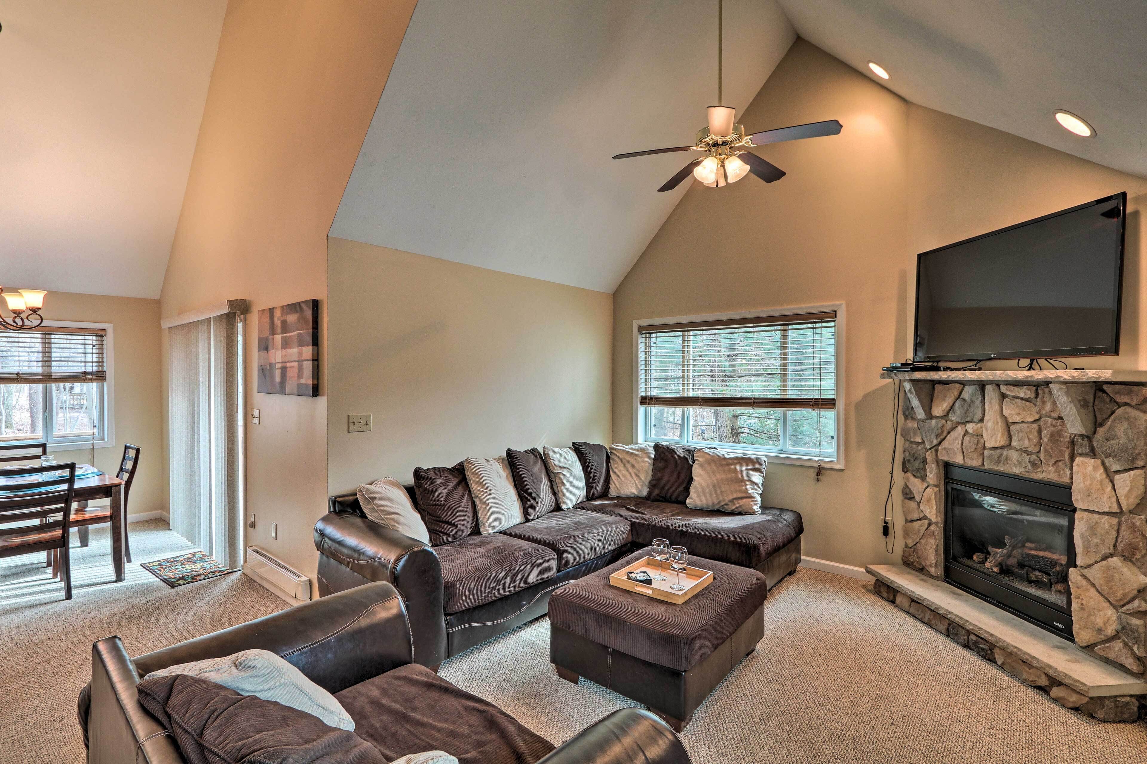 TV, fireplace