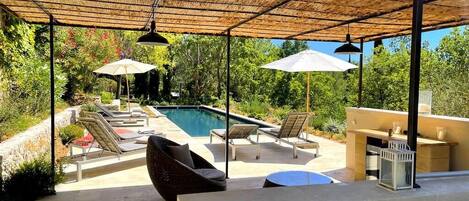 屋外ダイニングエリア