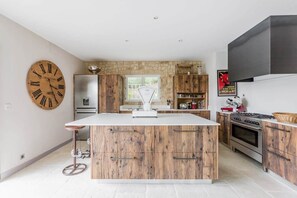 Réfrigérateur, four, lave-vaisselle, cafetière/bouilloire