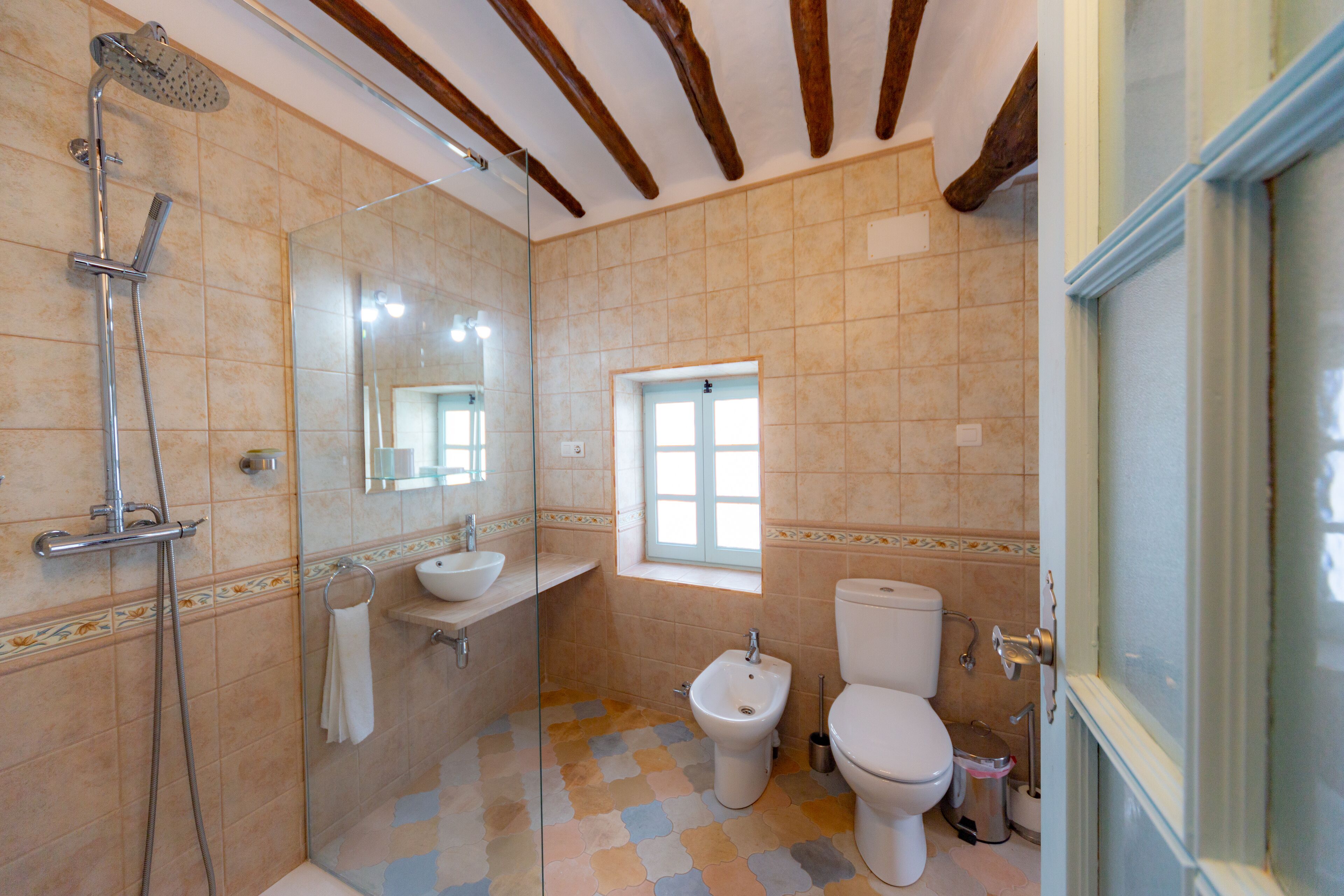 Een bad, een haardroger, een bidet, handdoeken