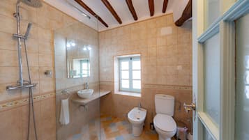 Een bad, een haardroger, een bidet, handdoeken