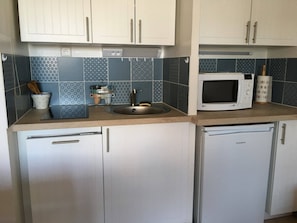 Fridge, microwave, stovetop, dishwasher - Charming 1-Bedroom Apartment with Garden, Terrace, and Parking - Pet Friendly (Vaux-sur-Mer)