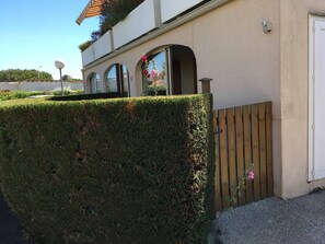 Property grounds - Charming 1-Bedroom Apartment with Garden, Terrace, and Parking - Pet Friendly (Vaux-sur-Mer)