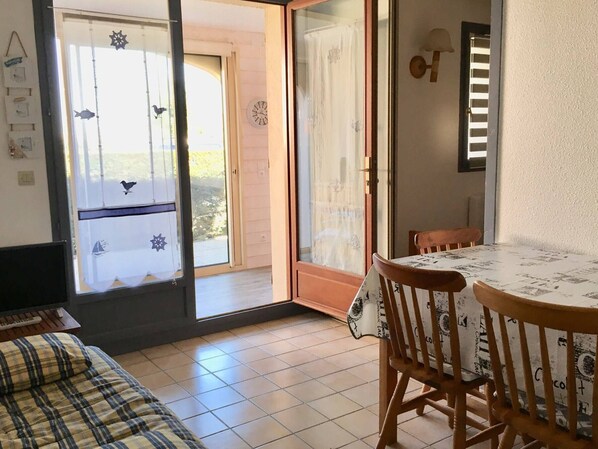 Dining - Charming 1-Bedroom Apartment with Garden, Terrace, and Parking - Pet Friendly (Vaux-sur-Mer)