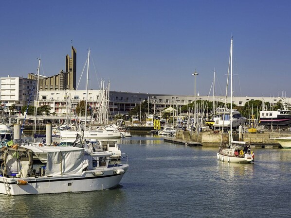Marina - Charming 1-Bedroom Apartment with Garden, Terrace, and Parking - Pet Friendly (Vaux-sur-Mer)