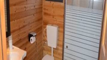 Executive Studio Suite | Bathroom | Shower, towels, soap, shampoo