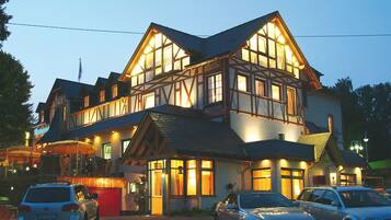 Fassade der Unterkunft – Abend/Nacht