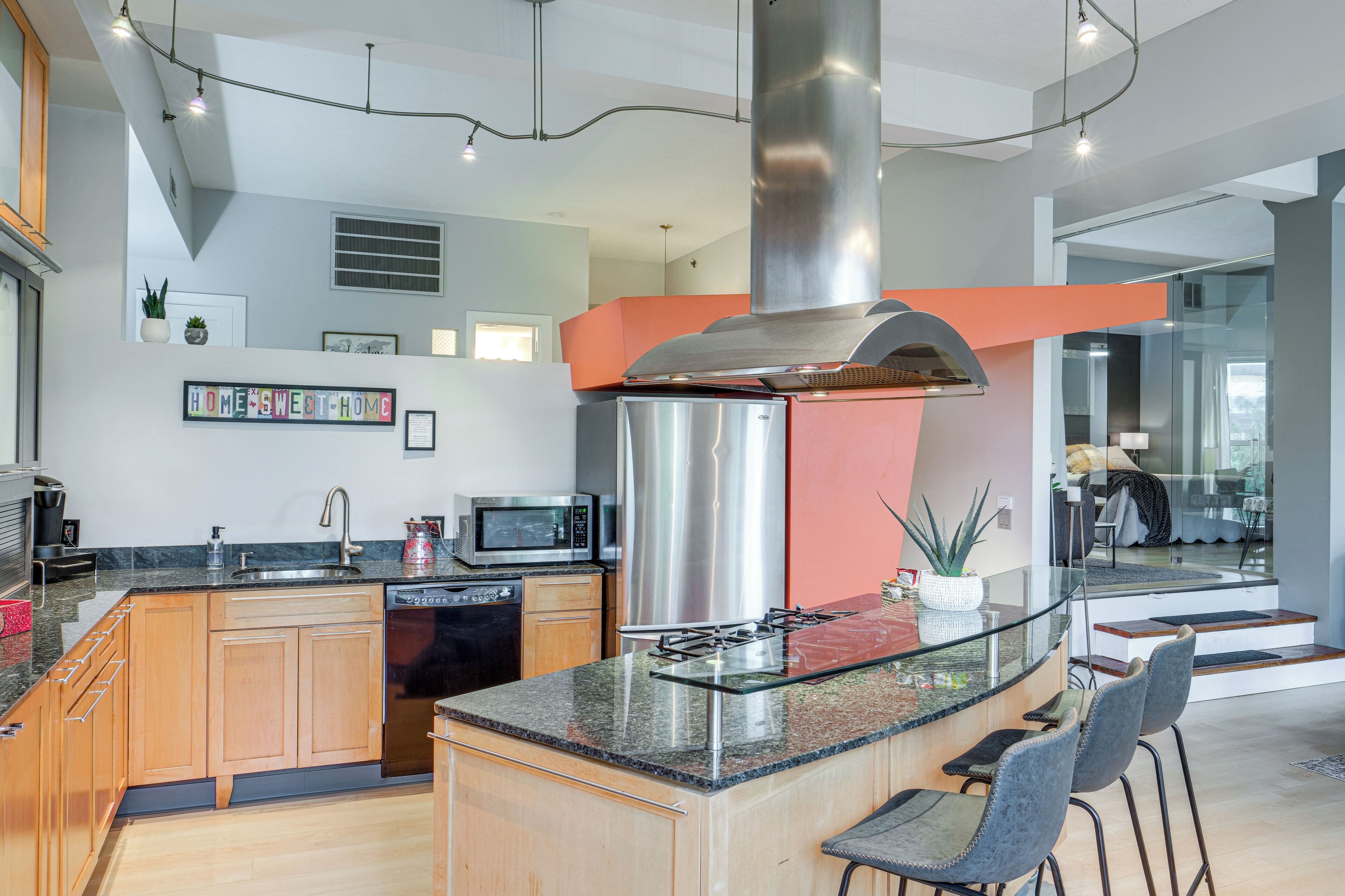 Fridge, microwave, stovetop, dishwasher