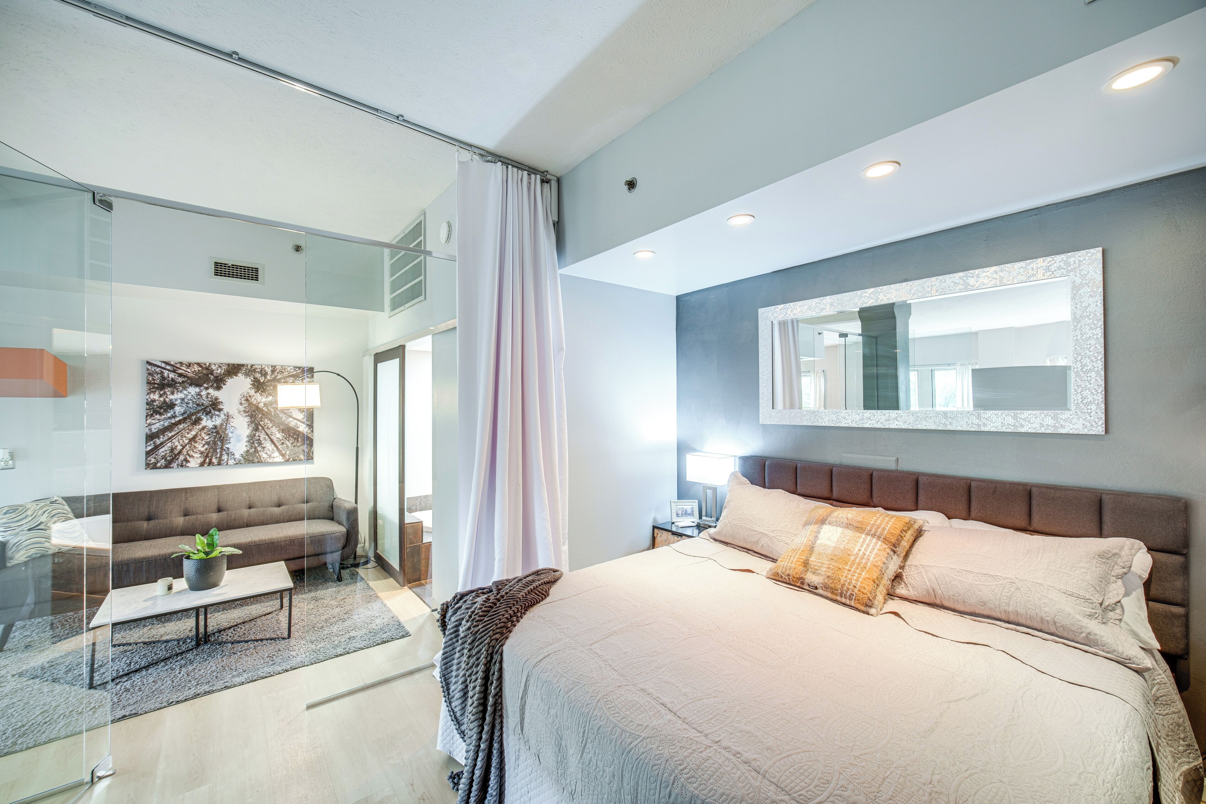 2 habitaciones, escritorio y espacio para trabajar con laptop 