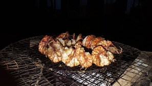 S'hi serveixen esmorzars, dinars i plats de cuina local i internacional 