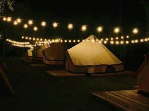 Fassade der Unterkunft – Abend/Nacht