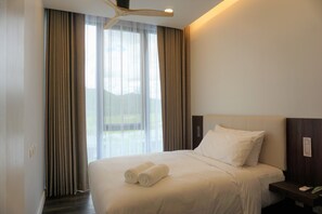 อพาร์ทเมนท์สำหรับครอบครัว, 2 ห้องนอน | เครื่องนอนป้องกันสารก่อภูมิแพ้, ตู้นิรภัยในห้องพัก, โต๊ะทำงาน, Wi-Fi ฟรี