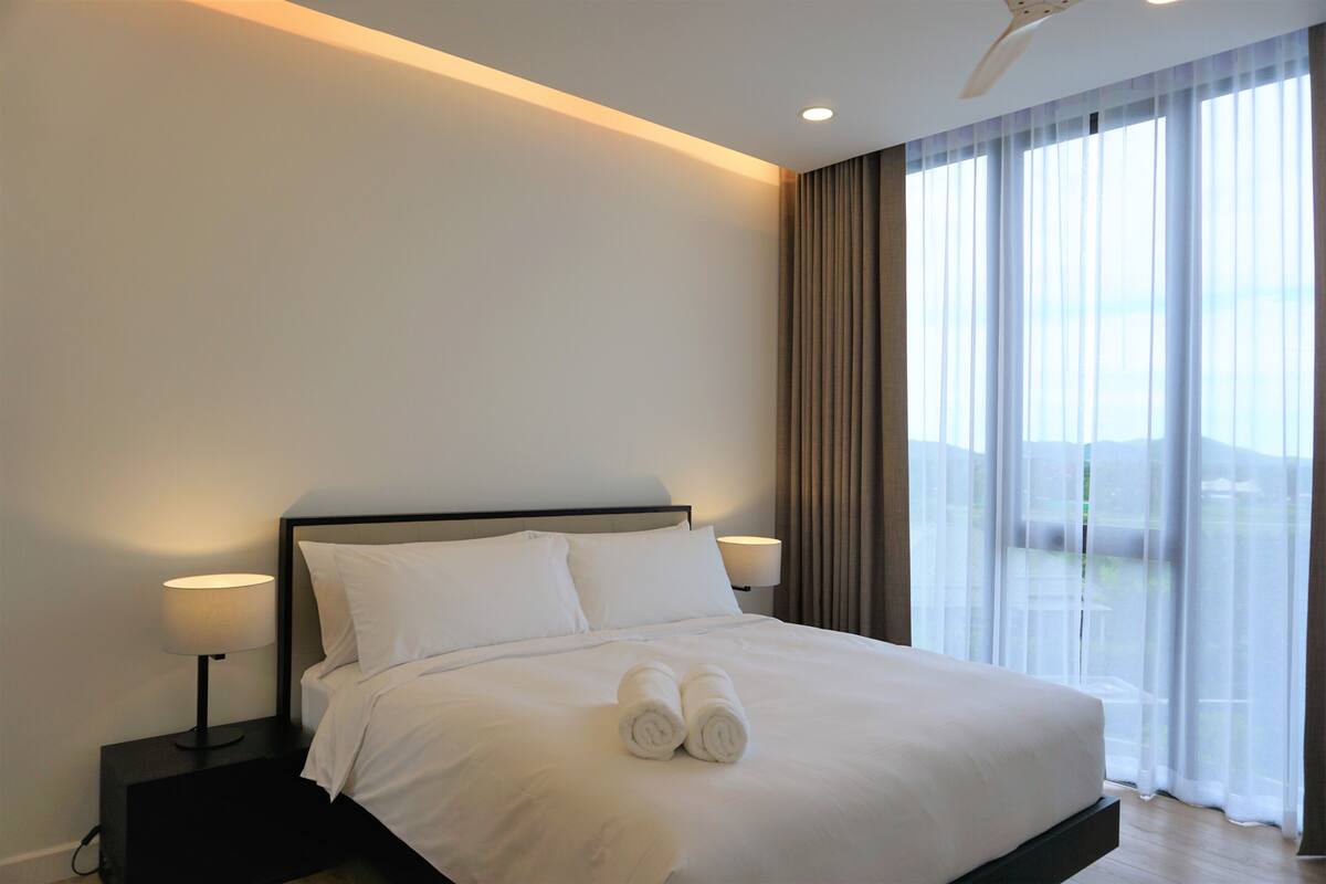 Deluxe Apartment, 1 Bedroom, Mountain View | Hypo-allergenic bedding, in-room safe, desk, free WiFi