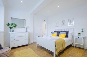 5 多间卧室、客房内保险箱、办公桌、熨斗/熨衣板